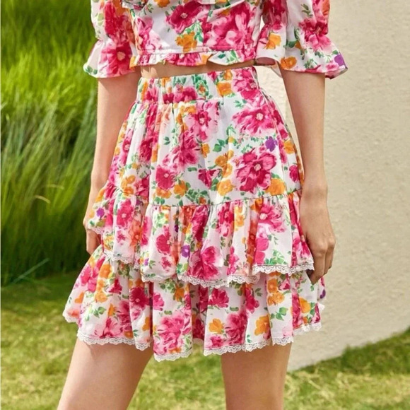SHEIN Dresses & Skirts - 4/$25 SHEIN NWOT FLORAL MINI SKIRT Women’s Size XS Lace Trim Elastic Waistband